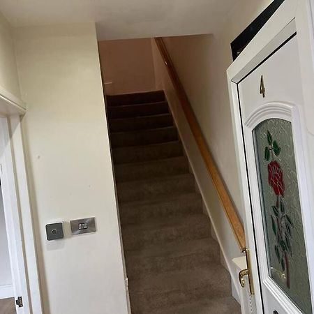 Fabulous 3 Bedroom House , Sleeps Up To 5-7 Guest. South Ockendon ภายนอก รูปภาพ