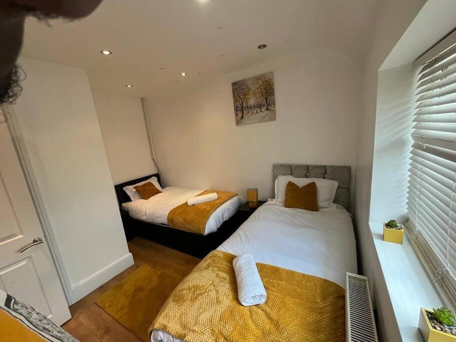 Fabulous 3 Bedroom House , Sleeps Up To 5-7 Guest. South Ockendon ภายนอก รูปภาพ