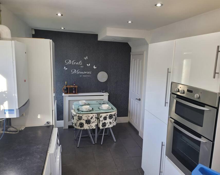 Fabulous 3 Bedroom House , Sleeps Up To 5-7 Guest. South Ockendon ภายนอก รูปภาพ