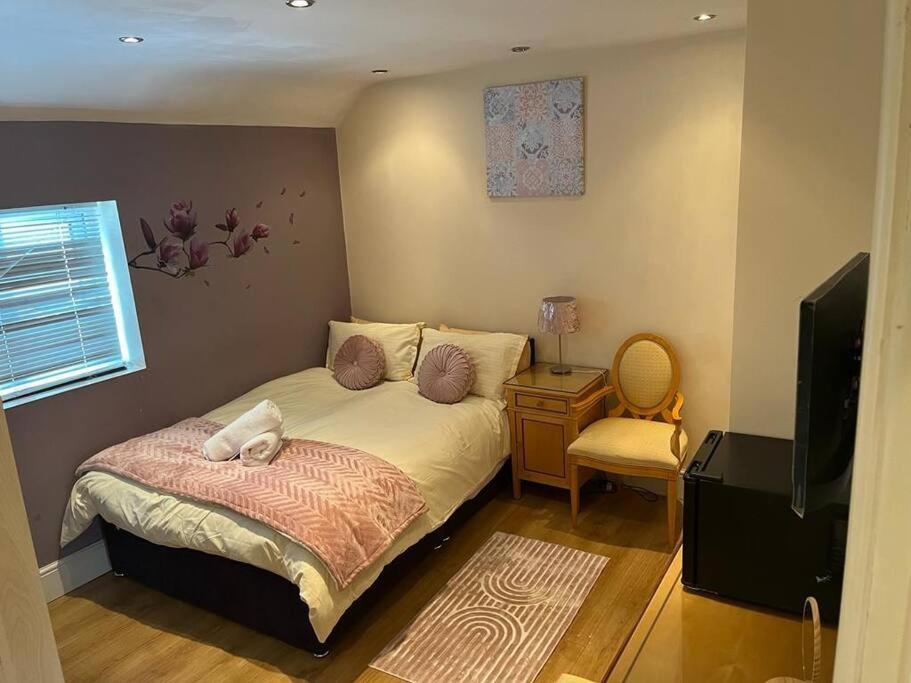 Fabulous 3 Bedroom House , Sleeps Up To 5-7 Guest. South Ockendon ภายนอก รูปภาพ