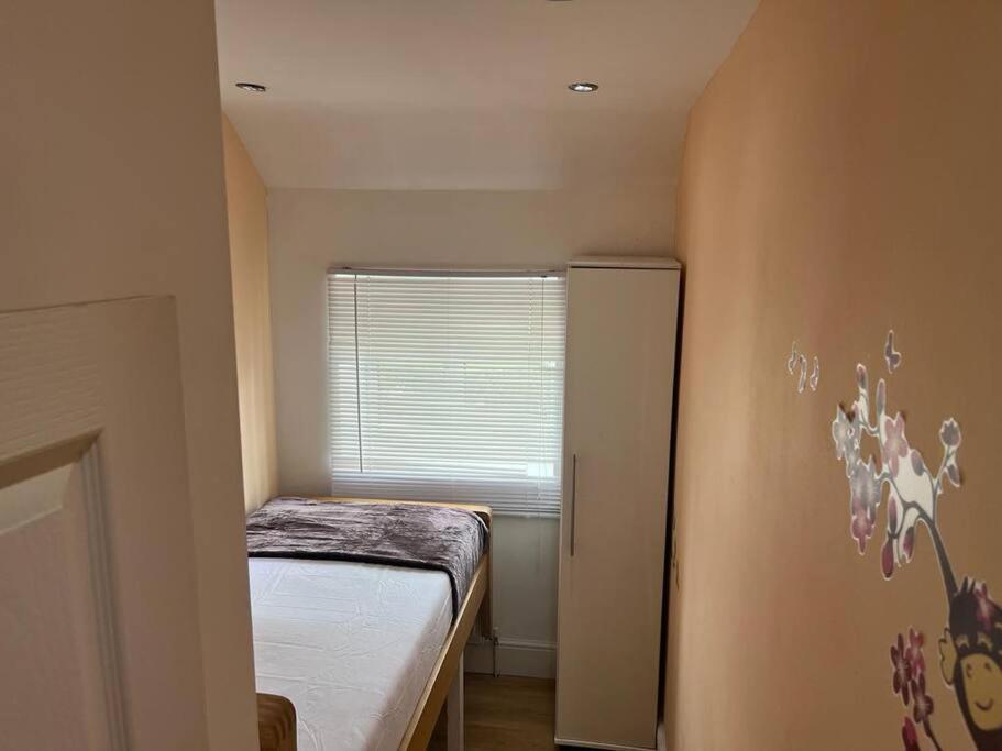 Fabulous 3 Bedroom House , Sleeps Up To 5-7 Guest. South Ockendon ภายนอก รูปภาพ