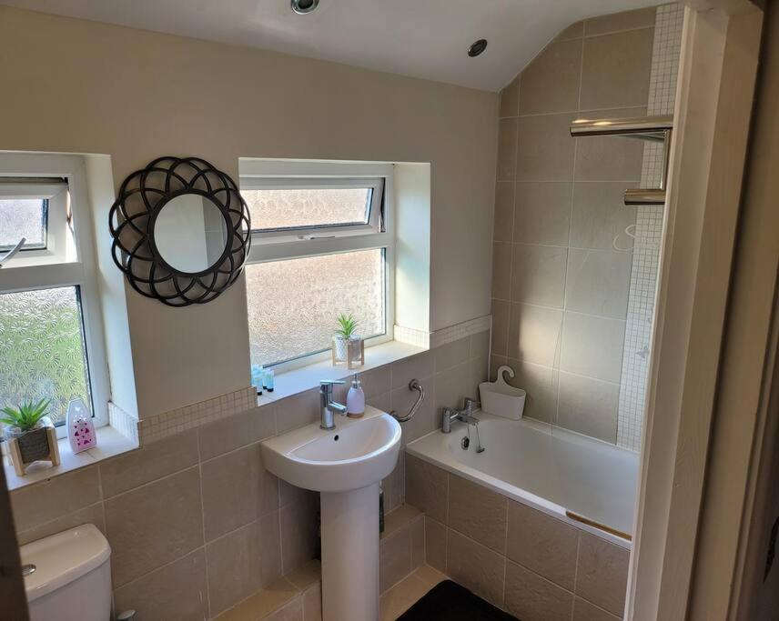 Fabulous 3 Bedroom House , Sleeps Up To 5-7 Guest. South Ockendon ภายนอก รูปภาพ