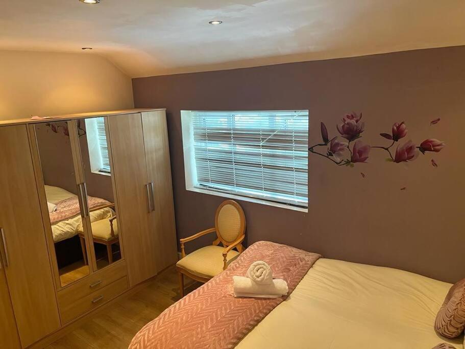 Fabulous 3 Bedroom House , Sleeps Up To 5-7 Guest. South Ockendon ภายนอก รูปภาพ